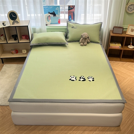 91家纺网 家纺一手货源 找家纺 启程家纺 2025春夏新款冰豆豆凉席刺绣款复合三明治三件套 熊猫-绿