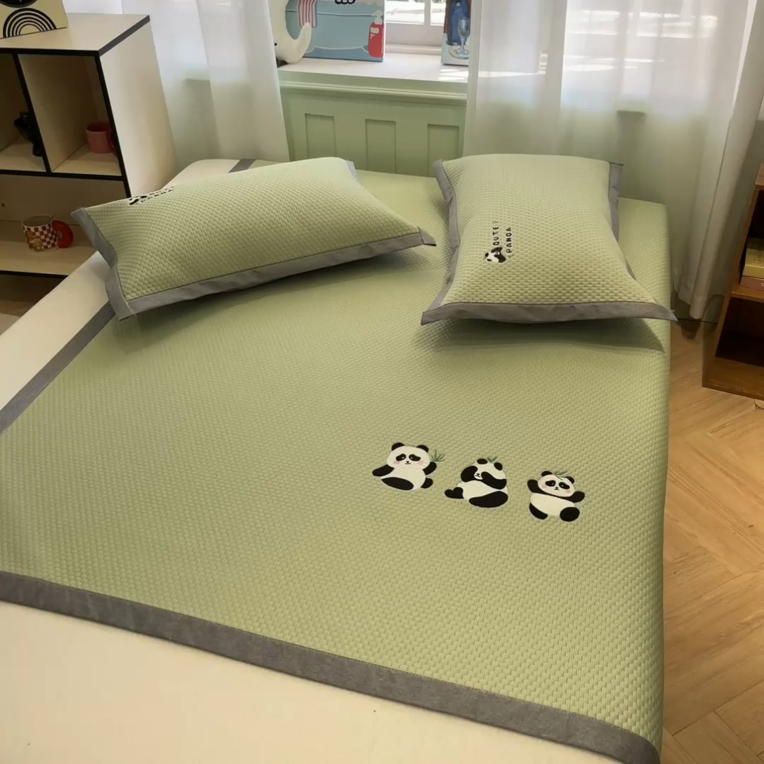 91家纺网 家纺一手货源 找家纺 启程家纺 2025春夏新款冰豆豆凉席刺绣款复合三明治三件套 熊猫-绿