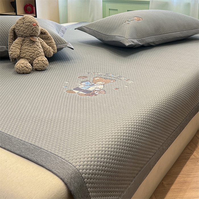 91家纺网 家纺一手货源 找家纺 启程家纺 2025春夏新款冰豆豆凉席刺绣款复合三明治三件套 熊仔宝贝-灰