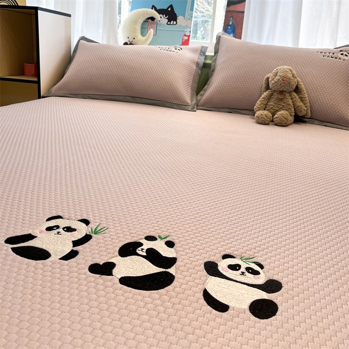 91家纺网 家纺一手货源 找家纺 启程家纺 2025春夏新款冰豆豆凉席刺绣款复合三明治三件套 熊猫-粉