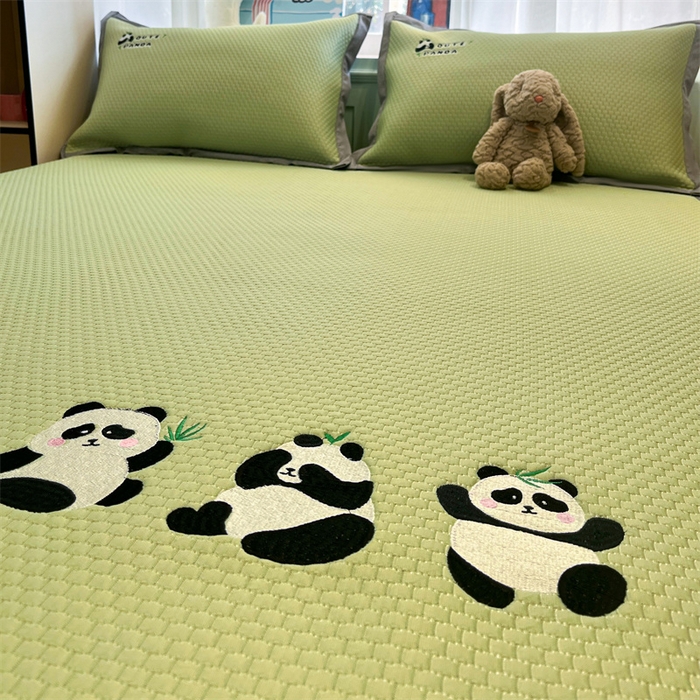 91家纺网 家纺一手货源 找家纺 启程家纺 2025春夏新款冰豆豆凉席刺绣款复合三明治三件套 熊猫-绿