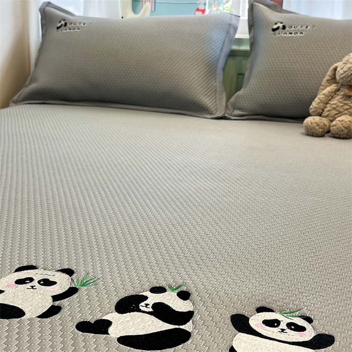 91家纺网 家纺一手货源 找家纺 启程家纺 2025春夏新款冰豆豆凉席刺绣款复合三明治三件套 熊猫-灰