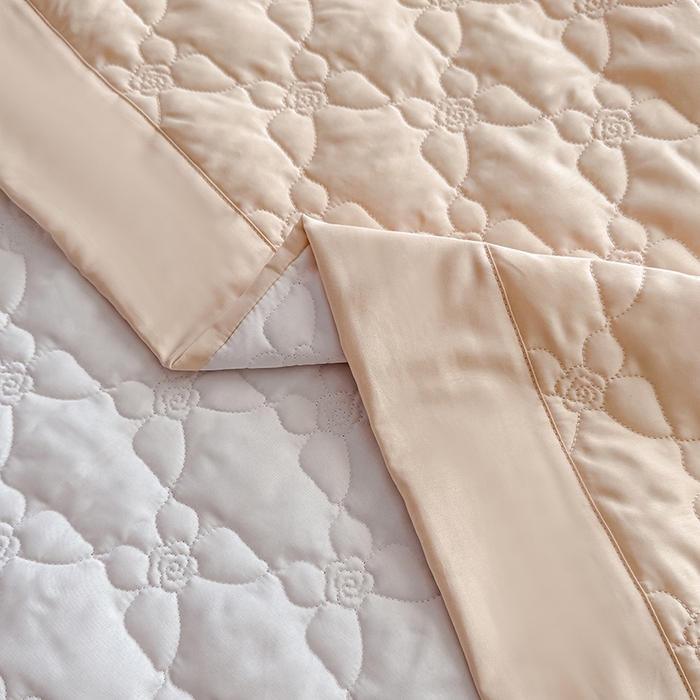 91家纺网 家纺一手货源 找家纺 金喜 2025新款高端100支全棉蚕丝床盖豆邦纤维蚕丝床盖三件套-蝶恋花系列 蝶恋花-杏粉