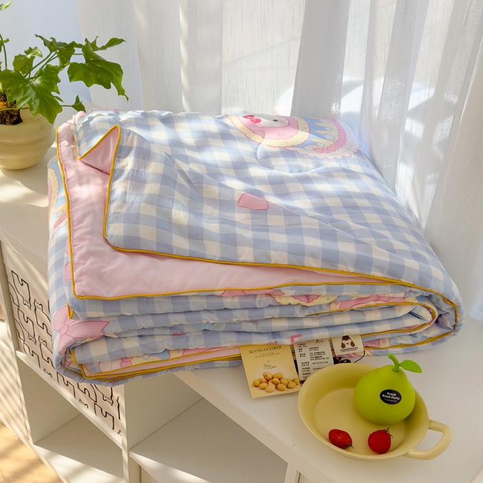 91家纺网 家纺一手货源 找家纺 美派工厂店2025新款水洗邹邹纱夏被 蛋糕蓝格kt