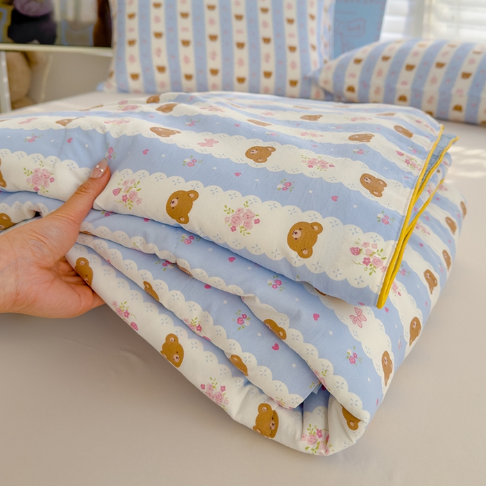 91家纺网 家纺一手货源 找家纺 美派工厂店2025新款水洗邹邹纱夏被 小熊拉钩-蓝