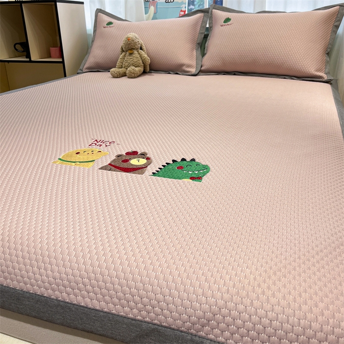 91家纺网 家纺一手货源 找家纺 启程家纺 2025春夏新款冰豆豆凉席刺绣款复合三明治三件套 好伙伴-粉