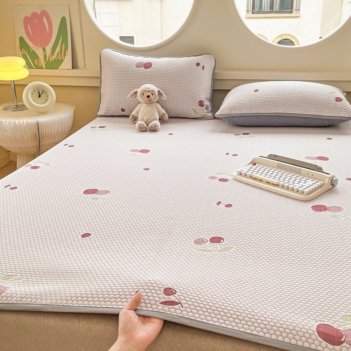 91家纺网 家纺一手货源 找家纺 芙绣 2025新款凉感丝提花学生凉席三件套 樱为有你