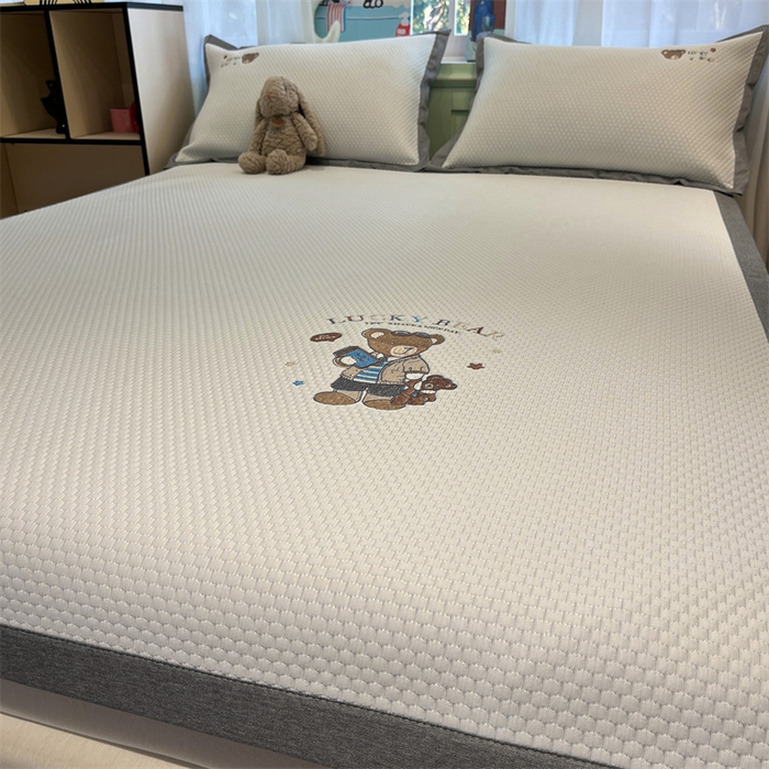 91家纺网 家纺一手货源 找家纺 启程家纺 2025春夏新款冰豆豆凉席刺绣款复合三明治三件套 熊仔宝贝-白