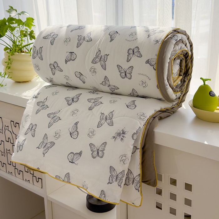 91家纺网 家纺一手货源 找家纺 美派工厂店2025新款水洗邹邹纱夏被 梦幻蝴蝶