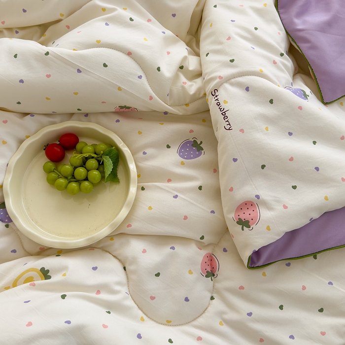 91家纺网 家纺一手货源 找家纺 美派工厂店2025新款水洗邹邹纱夏被 草莓小甜心