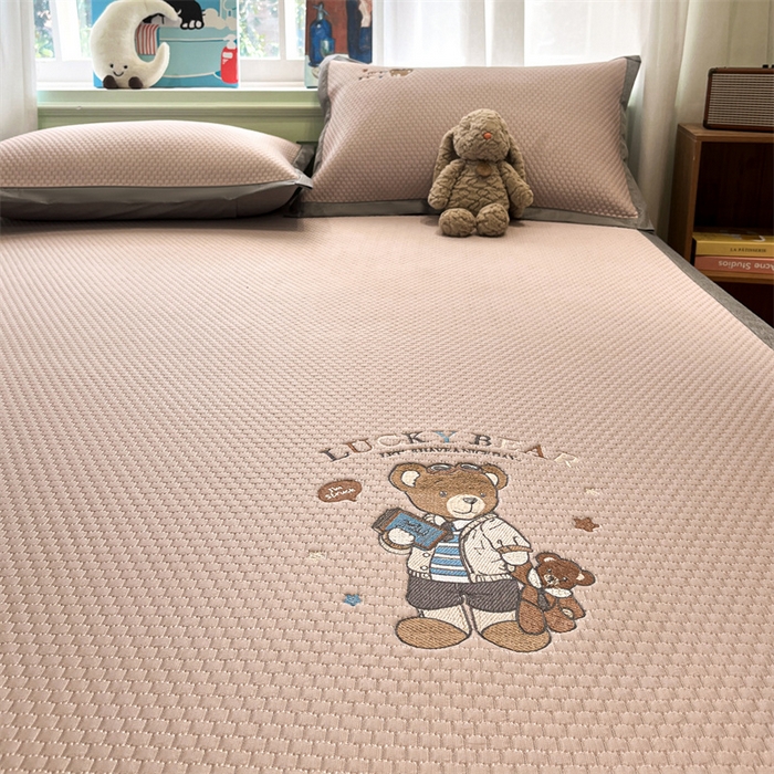 91家纺网 家纺一手货源 找家纺 启程家纺 2025春夏新款冰豆豆凉席刺绣款复合三明治三件套 熊仔宝贝-粉