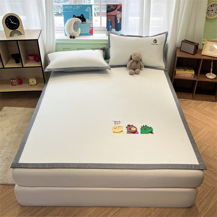 91家纺网 家纺一手货源 找家纺 启程家纺 2025春夏新款冰豆豆凉席刺绣款复合三明治三件套 好伙伴-白