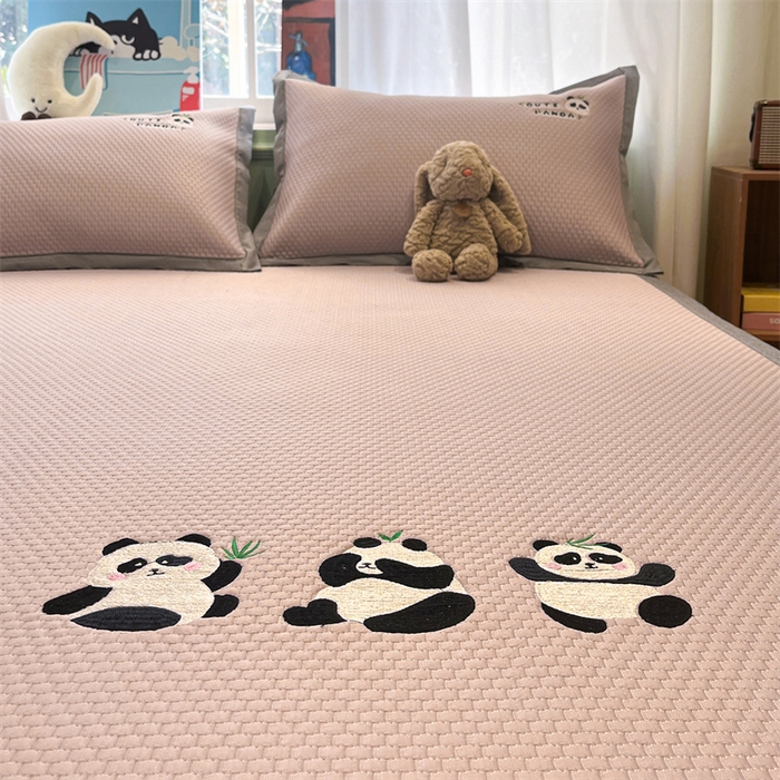 91家纺网 家纺一手货源 找家纺 启程家纺 2025春夏新款冰豆豆凉席刺绣款复合三明治三件套 熊猫-粉