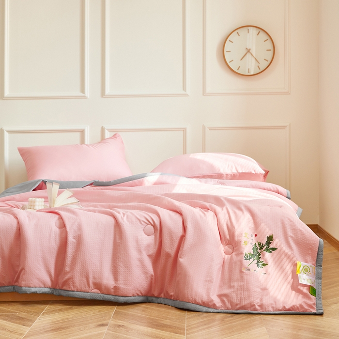 91家纺网 家纺一手货源 找家纺 欧雅搁家纺 2025新款纯色艾草驱蚊夏凉被 少女粉