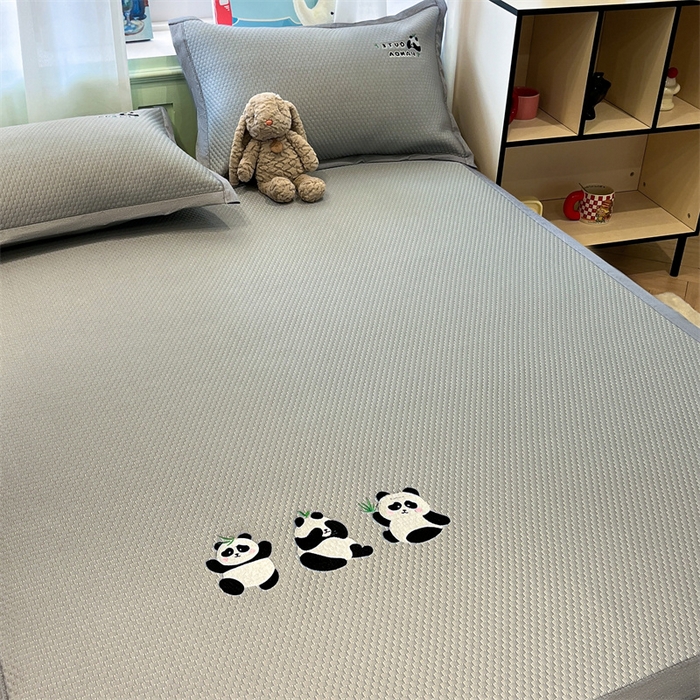 91家纺网 家纺一手货源 找家纺 启程家纺 2025春夏新款冰豆豆凉席刺绣款复合三明治三件套 熊猫-灰