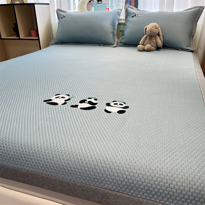 91家纺网 家纺一手货源 找家纺 启程家纺 2025春夏新款冰豆豆凉席刺绣款复合三明治三件套 熊猫-蓝