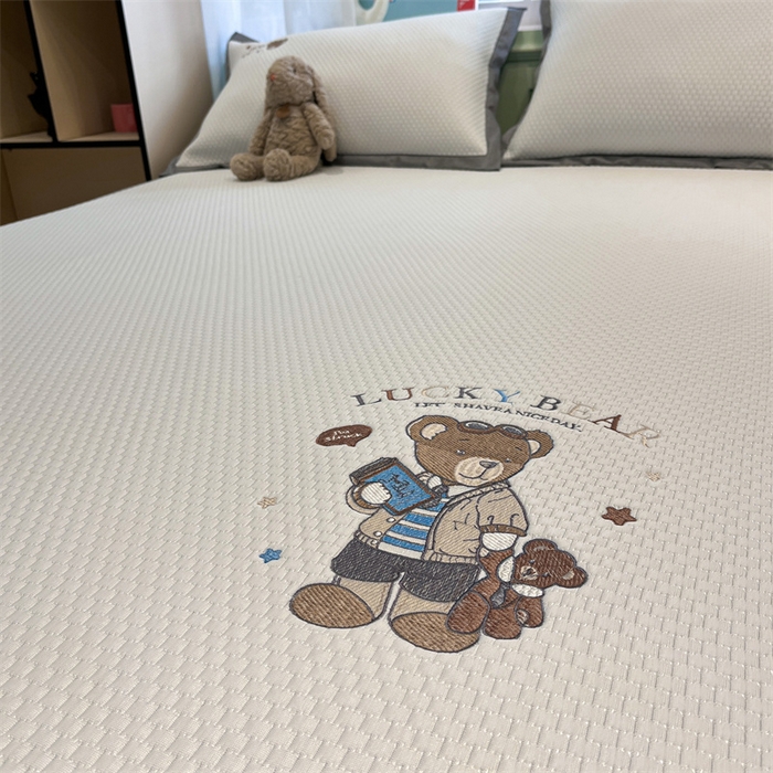 91家纺网 家纺一手货源 找家纺 启程家纺 2025春夏新款冰豆豆凉席刺绣款复合三明治三件套 熊仔宝贝-白