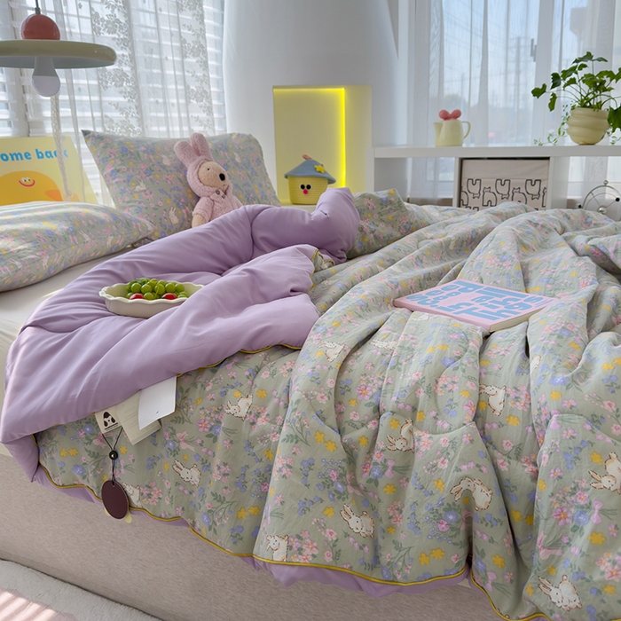 91家纺网 家纺一手货源 找家纺 美派工厂店2025新款水洗邹邹纱夏被 丝带飞飞兔