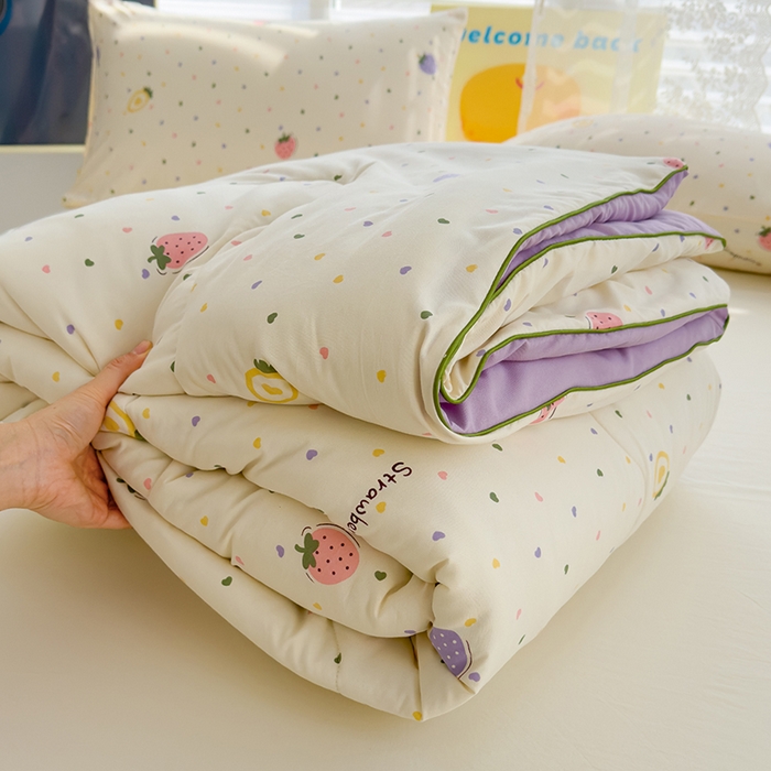 91家纺网 家纺一手货源 找家纺 美派工厂店2025新款水洗邹邹纱夏被 草莓小甜心