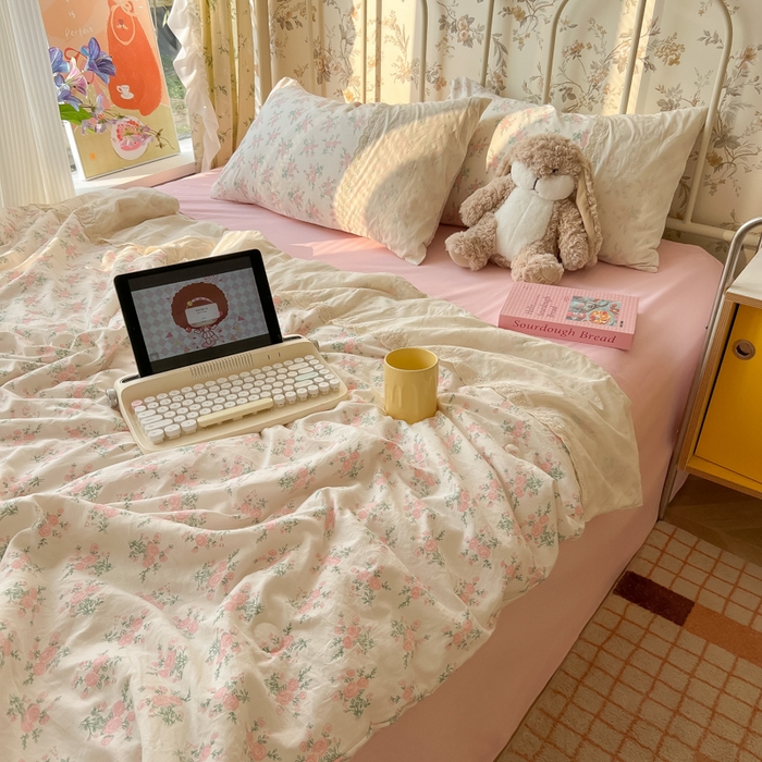 91家纺网 家纺一手货源 找家纺 盼季家纺 新款夏季夏天蕾丝花边大豆纤维被夏凉被床单四件套空调被 蕾丝花边夏被-花团