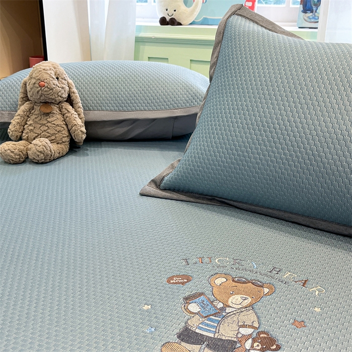 91家纺网 家纺一手货源 找家纺 启程家纺 2025春夏新款冰豆豆凉席刺绣款复合三明治三件套 熊仔宝贝-蓝