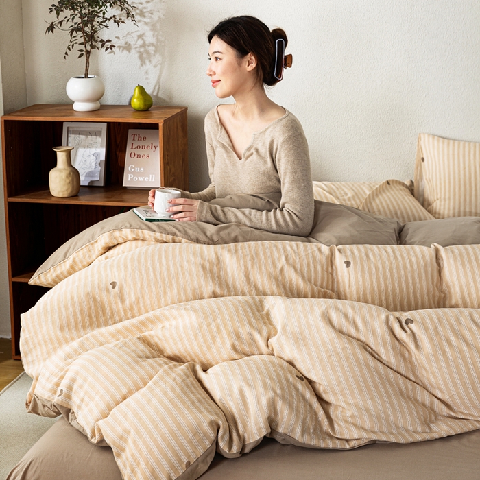 91家纺网 家纺一手货源 找家纺 2025新款全棉水洗棉双层纱印花四件套 悦吟-咖