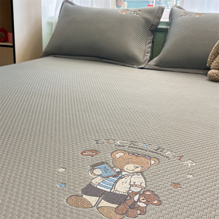 91家纺网 家纺一手货源 找家纺 启程家纺 2025春夏新款冰豆豆凉席刺绣款复合三明治三件套 熊仔宝贝-灰