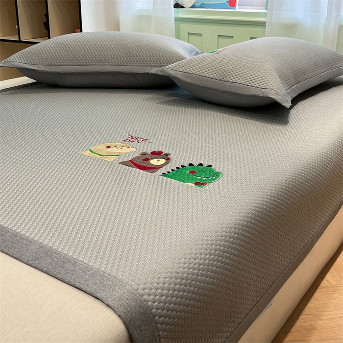 91家纺网 家纺一手货源 找家纺 启程家纺 2025春夏新款冰豆豆凉席刺绣款复合三明治三件套 好伙伴-灰