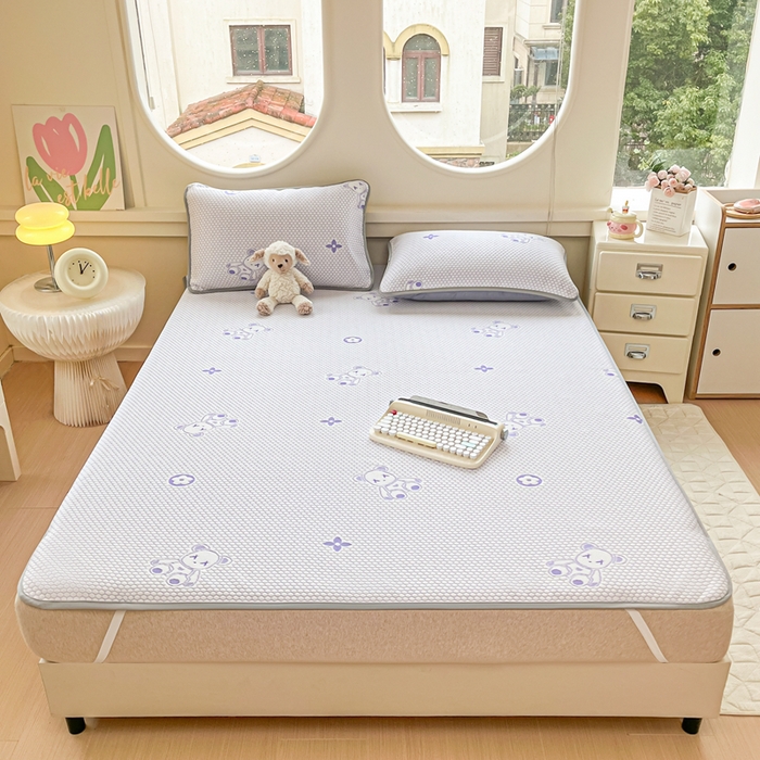 91家纺网 家纺一手货源 找家纺 芙绣 2025新款凉感丝提花学生凉席三件套 熊仔不凶