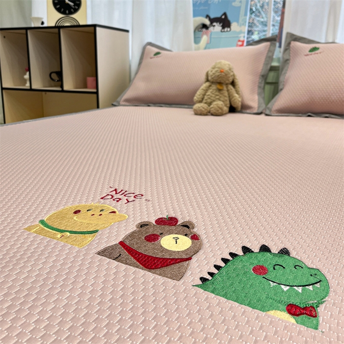 91家纺网 家纺一手货源 找家纺 启程家纺 2025春夏新款冰豆豆凉席刺绣款复合三明治三件套 好伙伴-粉