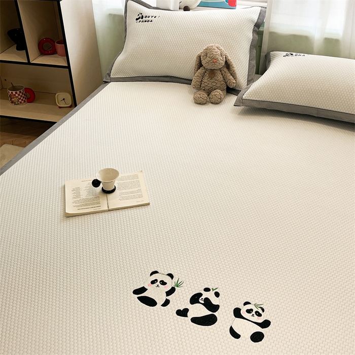 91家纺网 家纺一手货源 找家纺 启程家纺 2025春夏新款冰豆豆凉席刺绣款复合三明治三件套 熊猫-白