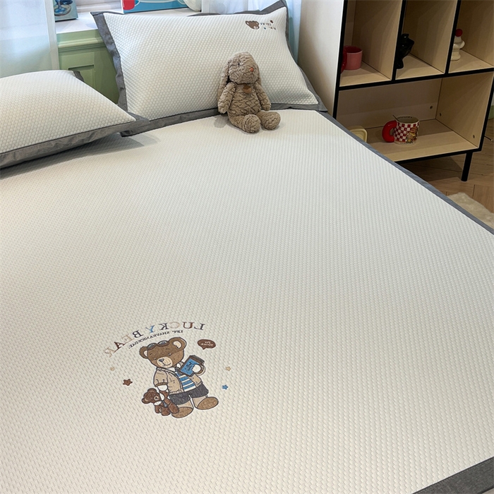 91家纺网 家纺一手货源 找家纺 启程家纺 2025春夏新款冰豆豆凉席刺绣款复合三明治三件套 熊仔宝贝-白