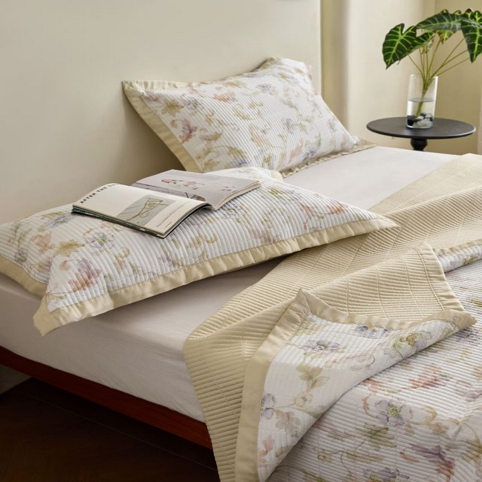 91家纺网 家纺一手货源 找家纺 黛舒家居2025新款天丝水洗印花夏被床盖三件套 樱岛春漫