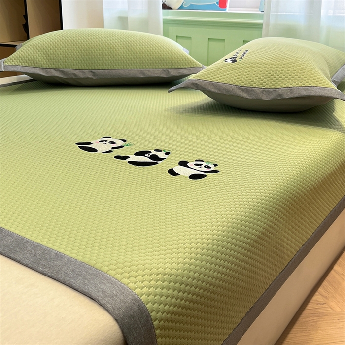 91家纺网 家纺一手货源 找家纺 启程家纺 2025春夏新款冰豆豆凉席刺绣款复合三明治三件套 熊猫-绿