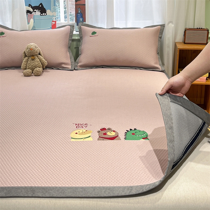 91家纺网 家纺一手货源 找家纺 启程家纺 2025春夏新款冰豆豆凉席刺绣款复合三明治三件套 好伙伴-粉