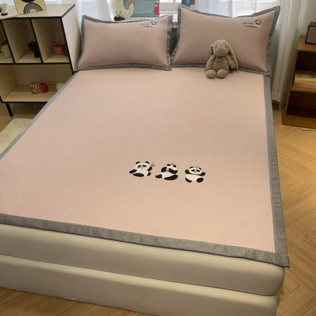 91家纺网 家纺一手货源 找家纺 启程家纺 2025春夏新款冰豆豆凉席刺绣款复合三明治三件套 熊猫-粉