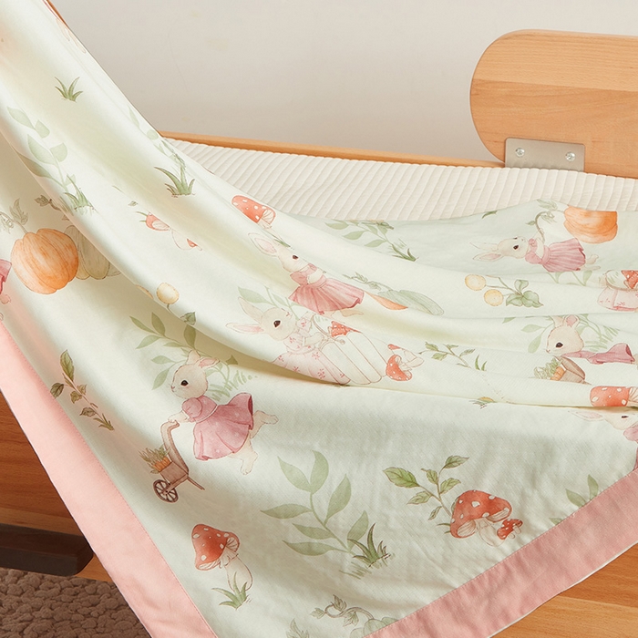 91家纺网 家纺一手货源 找家纺 嗨生活 2025年新品天竹系列A类竹纤维四层纱儿童盖毯 幼儿园夏被夏凉被空调被 田野兔子