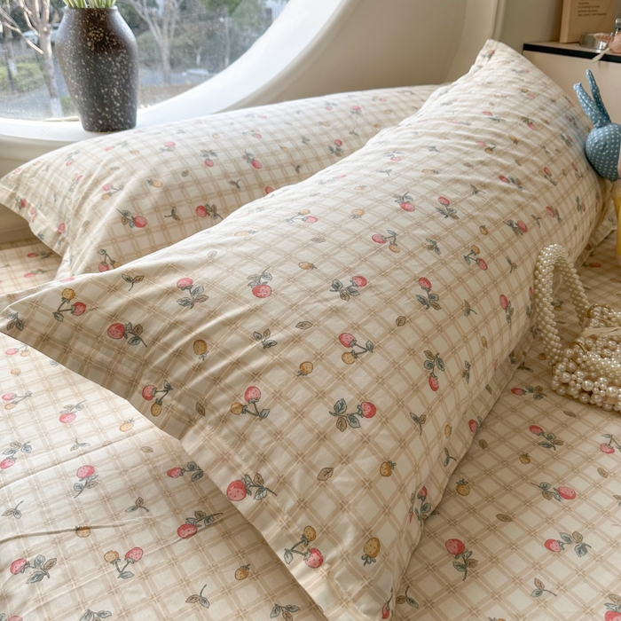 91家纺网 家纺一手货源 找家纺 百寐 2025新款13372全棉纯棉印花双人枕套+同款床单 草莓格