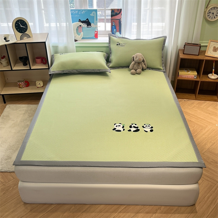 91家纺网 家纺一手货源 找家纺 启程家纺 2025春夏新款冰豆豆凉席刺绣款复合三明治三件套 熊猫-绿