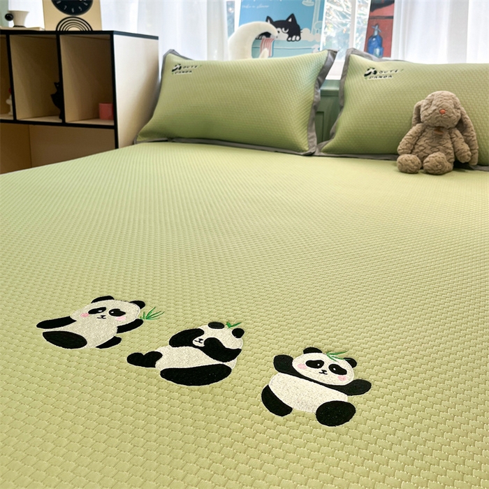 91家纺网 家纺一手货源 找家纺 启程家纺 2025春夏新款冰豆豆凉席刺绣款复合三明治三件套 熊猫-绿