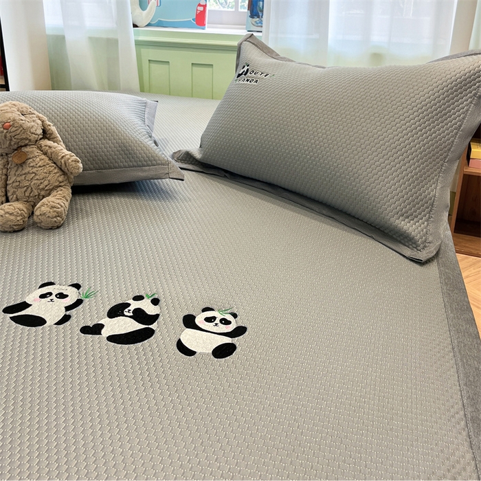 91家纺网 家纺一手货源 找家纺 启程家纺 2025春夏新款冰豆豆凉席刺绣款复合三明治三件套 熊猫-灰