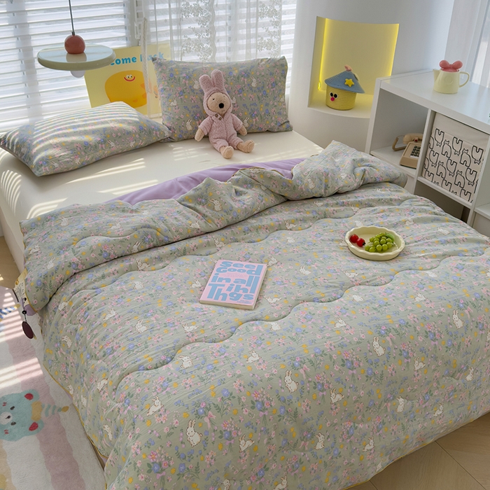 91家纺网 家纺一手货源 找家纺 美派工厂店2025新款水洗邹邹纱夏被 丝带飞飞兔