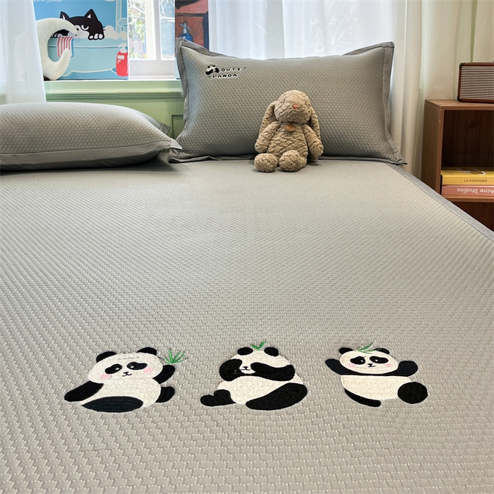 91家纺网 家纺一手货源 找家纺 启程家纺 2025春夏新款冰豆豆凉席刺绣款复合三明治三件套 熊猫-灰