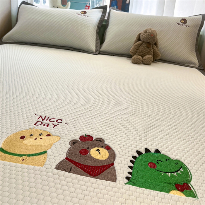 91家纺网 家纺一手货源 找家纺 启程家纺 2025春夏新款冰豆豆凉席刺绣款复合三明治三件套 好伙伴-白