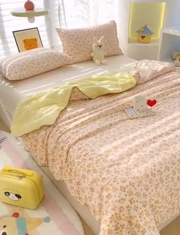 91家纺网 家纺一手货源 找家纺 美派工厂店2025新款水洗邹邹纱夏被 久期诗朵-黄