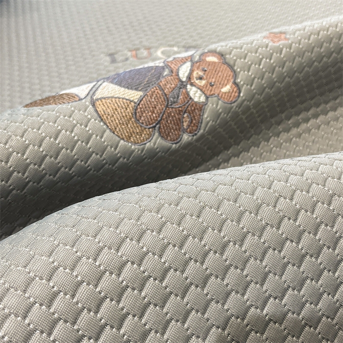 91家纺网 家纺一手货源 找家纺 启程家纺 2025春夏新款冰豆豆凉席刺绣款复合三明治三件套 熊仔宝贝-灰