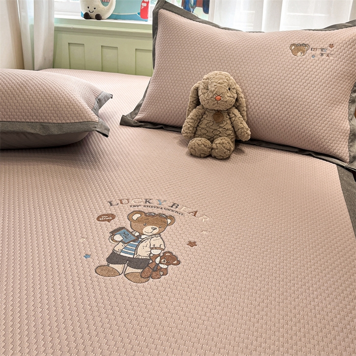 91家纺网 家纺一手货源 找家纺 启程家纺 2025春夏新款冰豆豆凉席刺绣款复合三明治三件套 熊仔宝贝-粉