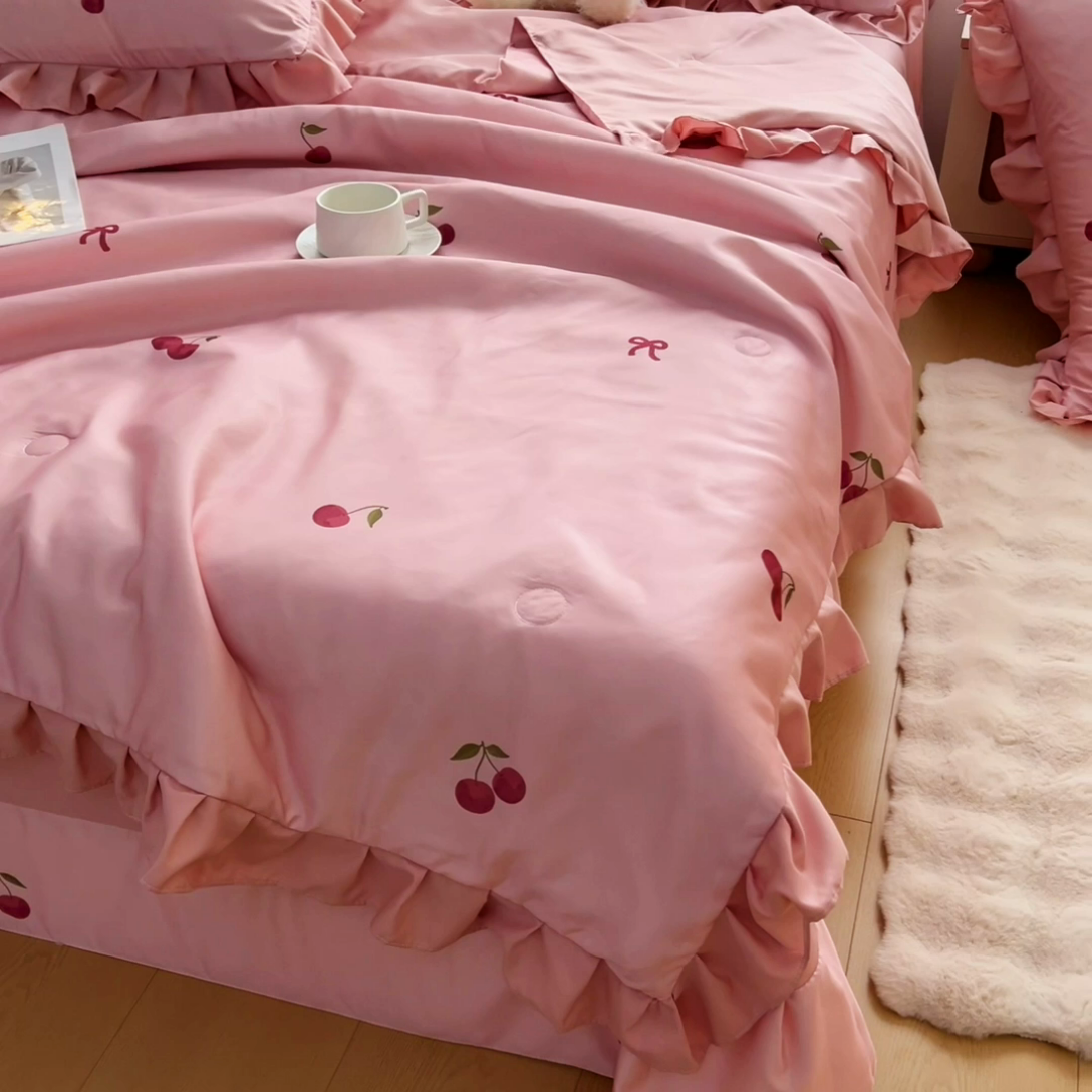91家纺网 家纺一手货源 找家纺 找底底家纺 2025新款60S水洗天丝夏被夏凉被空调被床裙四件套 小樱桃