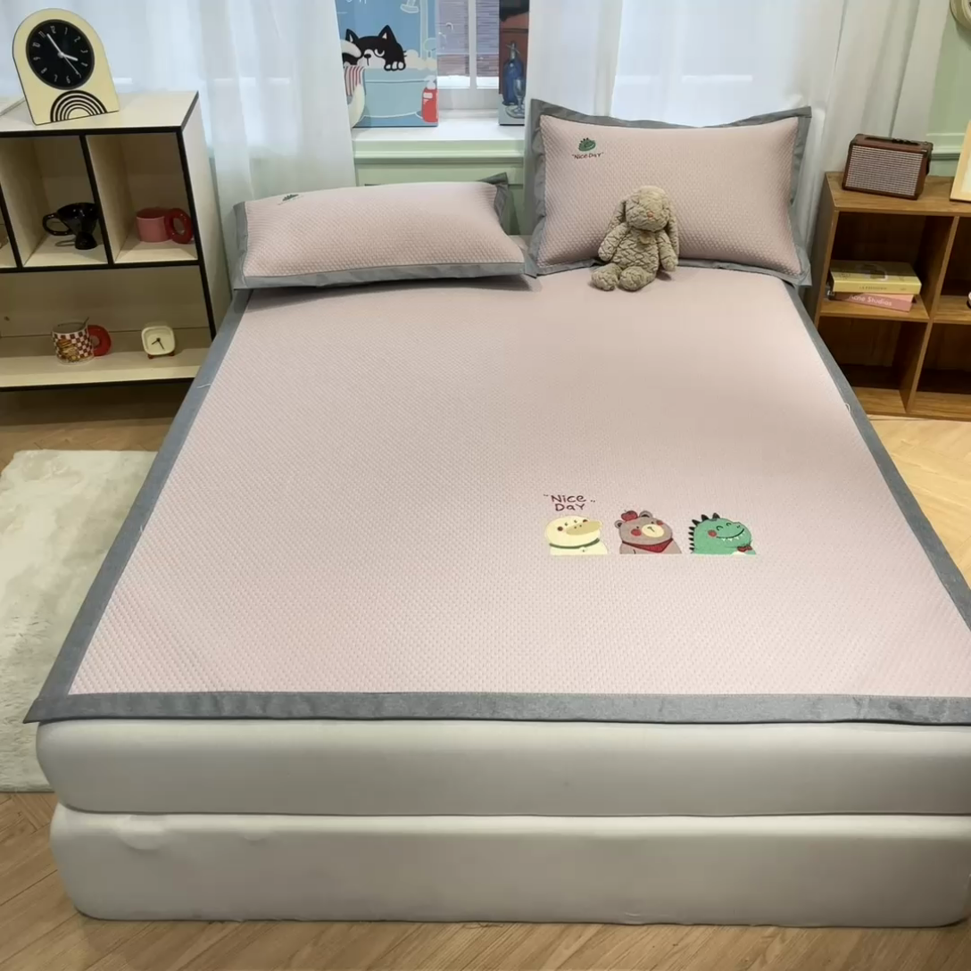 91家纺网 家纺一手货源 找家纺 启程家纺 2025春夏新款冰豆豆凉席刺绣款复合三明治三件套 好伙伴-粉