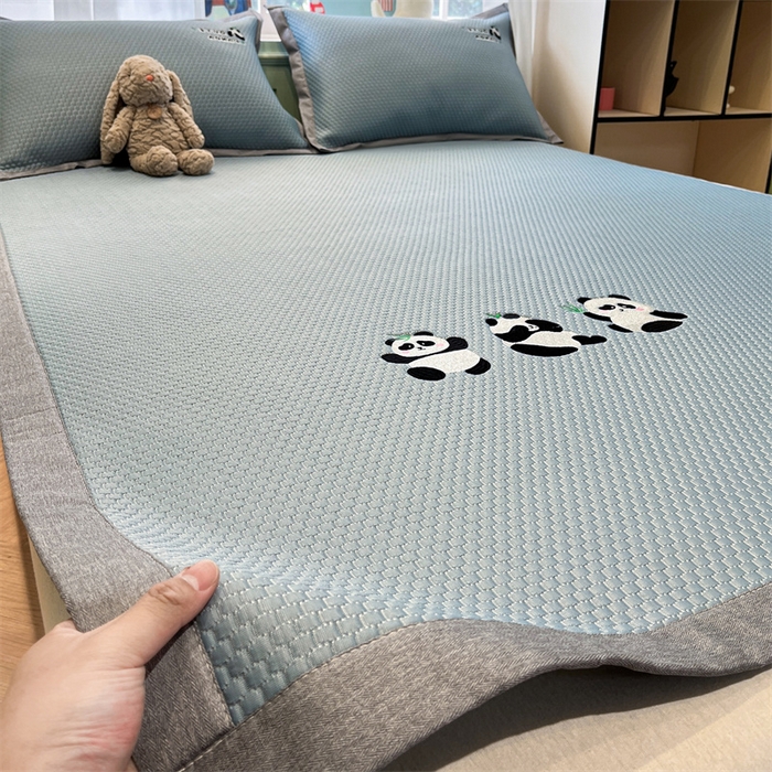 91家纺网 家纺一手货源 找家纺 启程家纺 2025春夏新款冰豆豆凉席刺绣款复合三明治三件套 熊猫-蓝